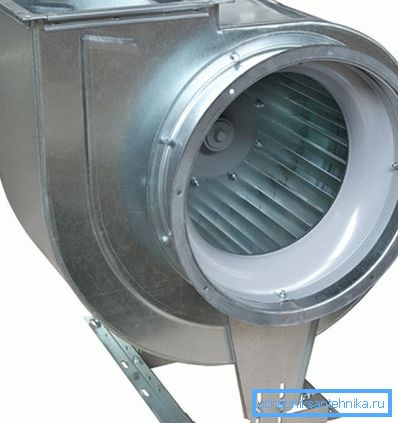 Au fur et à mesure que l'espace entre le disque avant de la roue et la buse d'aspiration augmente, les performances du ventilateur chutent brusquement. Au fur et à mesure que l'espace entre le disque avant de la roue et la buse d'aspiration augmente, les performances du ventilateur chutent brusquement.