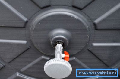 Lorsque vous choisissez la position du fût, n'oubliez pas de prendre en compte l'emplacement de l'arrosoir: des fûts en plastique pour la douche dans le pays sont disponibles avec différentes options pour placer la pluie. Lorsque vous choisissez la position du fût, n'oubliez pas de prendre en compte l'emplacement de l'arrosoir: des fûts en plastique pour la douche dans le pays sont disponibles avec différentes options pour placer la pluie.