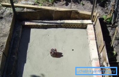 Lorsque vous versez une base solide, n'oubliez pas d'équiper le trou de drainage Lorsque vous versez une base solide, n'oubliez pas d'équiper le trou de drainage