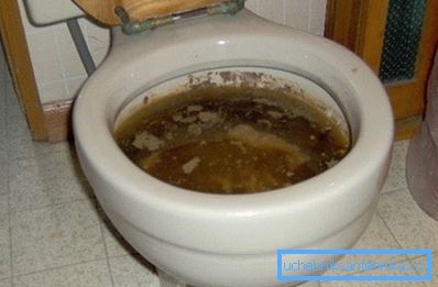 Lorsque bouché, l'eau ne quitte pas le bol pendant une longue période.