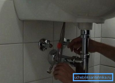 L'appareil est connecté ainsi que le robinet habituel. L'appareil est connecté ainsi que le robinet habituel.