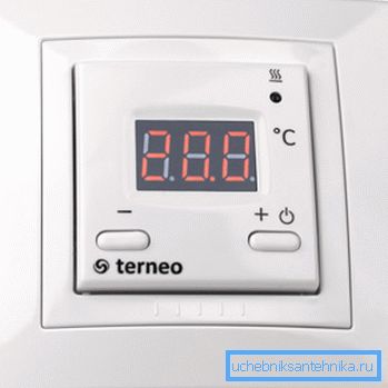 L'appareil avec affichage numérique et gestion de l'alimentation des transistors.