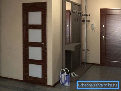 Le hall sur la photo est dépourvu de dispositifs de chauffage et est chauffé par les pièces. Le hall sur la photo est dépourvu de dispositifs de chauffage et est chauffé par les pièces.