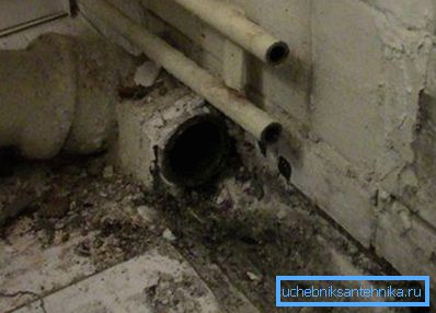 Exemple de tuyau d'égout en fonte avec bouchon retiré Exemple de tuyau d'égout en fonte avec bouchon retiré
