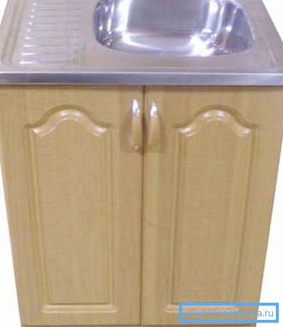 Un exemple des armoires finies pour évier de cuisine. Un exemple des armoires finies pour évier de cuisine.