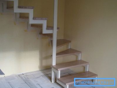 Un exemple d'utilisation d'une colonne carrée d'acier à l'intérieur Un exemple d'utilisation d'une colonne carrée d'acier à l'intérieur
