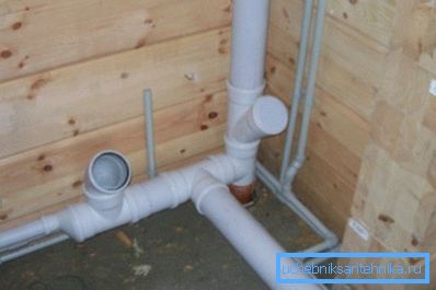 Un exemple d'utilisation de bouchons pour les raccords d'égout Un exemple d'utilisation de bouchons pour les raccords d'égout