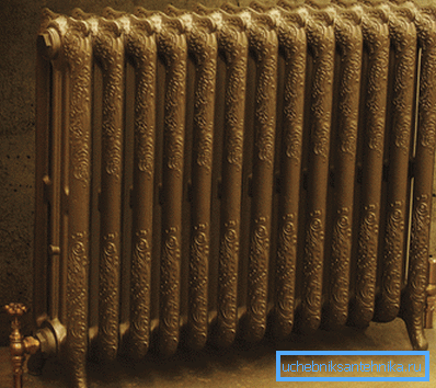 Un exemple de radiateur de sol en fonte. Un exemple de radiateur de sol en fonte.