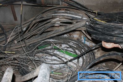 Un exemple de travail non professionnel avec le câblage de fibre de réseau et de câble coaxial Un exemple de travail non professionnel avec le câblage de fibre de réseau et de câble coaxial