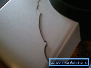 Exemple de formation de fissures sur le corps d'un lavabo en plastique Exemple de formation de fissures sur le corps d'un lavabo en plastique
