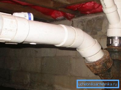 Exemple - transition de la fonte au plastique dans les égouts Exemple - transition de la fonte au plastique dans les égouts