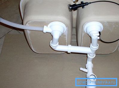 Un exemple de l'emplacement du deuxième trou de drainage dans l'évier double Un exemple de l'emplacement du deuxième trou de drainage dans l'évier double