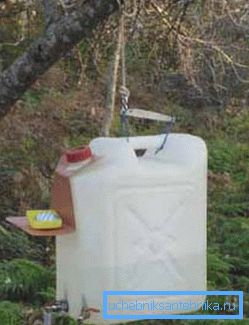 Un exemple d'un lavabo fait maison à partir d'une boîte métallique Un exemple d'un lavabo fait maison à partir d'une boîte métallique