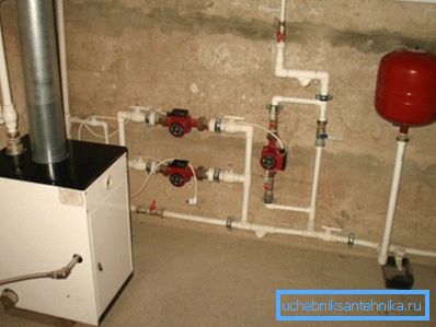 Exemple de système avec vase d'expansion, pompes et connexions multiples