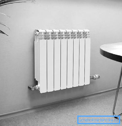 Un exemple de la façon dont les radiateurs bimétalliques montés en bas peuvent être installés.