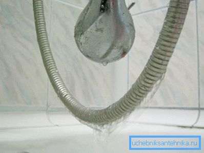 Exemple de fuite d'un tuyau de douche Exemple de fuite d'un tuyau de douche