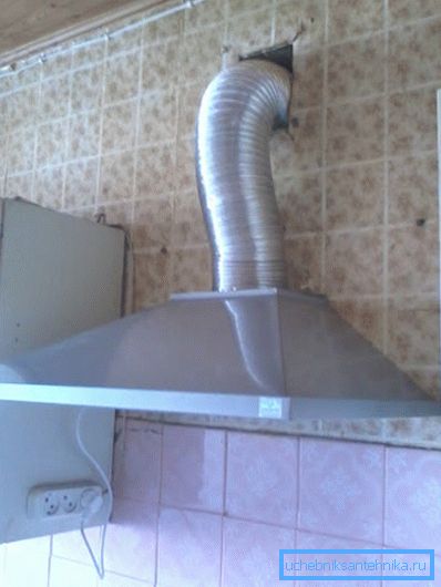 Exemple de retrait du tuyau dans la gaine de ventilation Exemple de retrait du tuyau dans la gaine de ventilation
