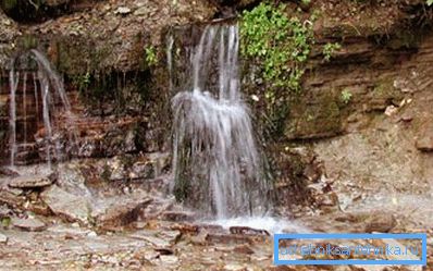 Sources naturelles d'eau douce - est une sortie indépendante à la surface des eaux souterraines.