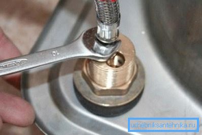 Lorsque vous commencez à travailler, vous devez disposer de tous les outils nécessaires, en particulier de clés de la taille appropriée. Lorsque vous commencez à travailler, vous devez disposer de tous les outils nécessaires, en particulier de clés de la taille appropriée.