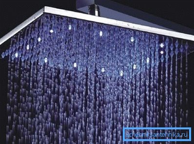 De jolies lumières et des jets de pluie transformeront une douche de soirée en une véritable aventure.
