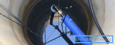 Trou perforé pour le tuyau dans le puits et le tuyau connecté. Trou perforé pour le tuyau dans le puits et le tuyau connecté.