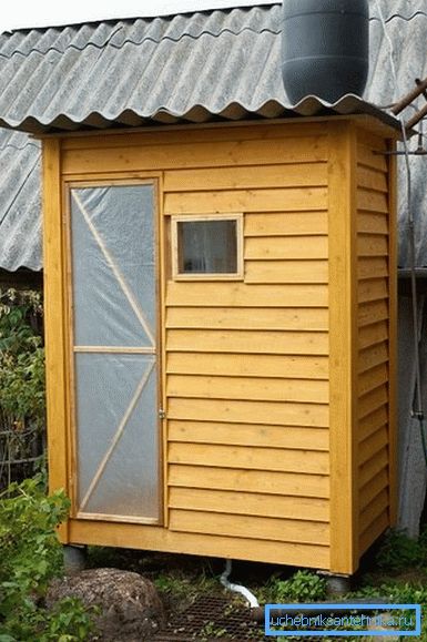 Le problème d'approvisionnement en eau est résolu en installant un baril sur le toit de la cabine. Le problème d'approvisionnement en eau est résolu en installant un baril sur le toit de la cabine.