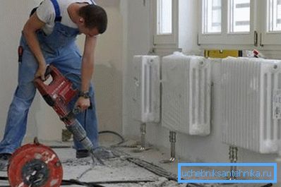 Pose professionnelle de tuyaux de chauffage dans une maison privée Pose professionnelle de tuyaux de chauffage dans une maison privée