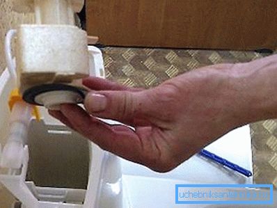 La membrane de drainage qui fuit doit être remplacée par une nouvelle. La membrane de drainage qui fuit doit être remplacée par une nouvelle.