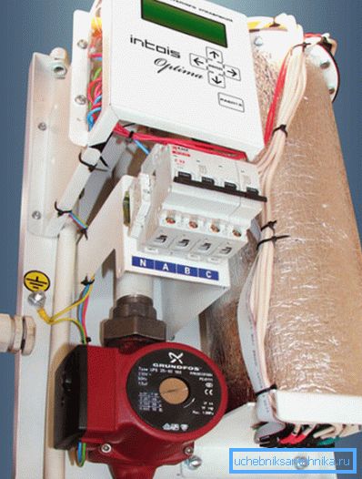 Le fabricant a équipé la chaudière électrique d'une pompe Le fabricant a équipé la chaudière électrique d'une pompe