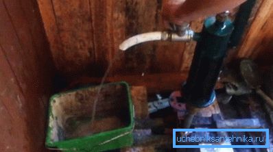Nous pompons sur l'eau jusqu'à l'apparition d'un jet transparent. Nous pompons sur l'eau jusqu'à l'apparition d'un jet transparent.