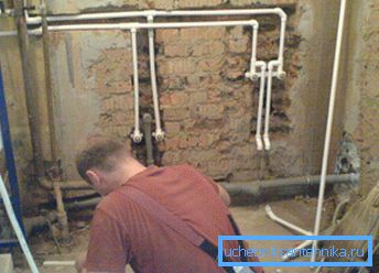 Pose de canalisations d'eau dans l'appartement sous le plâtre Pose de canalisations d'eau dans l'appartement sous le plâtre
