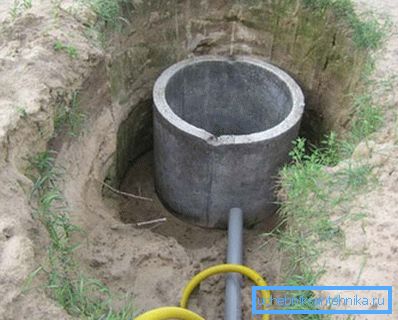 La pose du tuyau de prise d'eau. La pose du tuyau de prise d'eau.