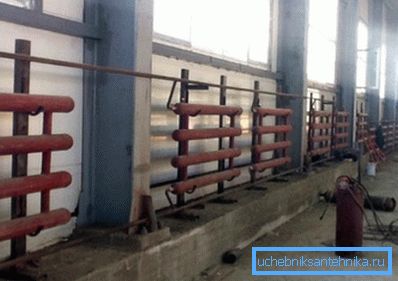 Chauffage industriel. Les registres entièrement soudés sont utilisés comme appareils de chauffage. Chauffage industriel. Les registres entièrement soudés sont utilisés comme appareils de chauffage.