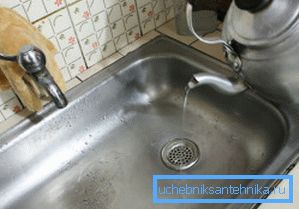 Rincer les tuyaux avec de l'eau chaude Rincer les tuyaux avec de l'eau chaude