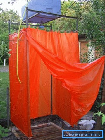Il est plus facile d’utiliser un film opaque à ces fins, bien qu’il soit beaucoup plus beau et plus pratique d’utiliser des rideaux de douche spéciaux, qui ont un faible coût et une durée de vie plus longue. Il est plus facile d’utiliser un film opaque à ces fins, bien qu’il soit beaucoup plus beau et plus pratique d’utiliser des rideaux de douche spéciaux, qui ont un faible coût et une durée de vie plus longue.
