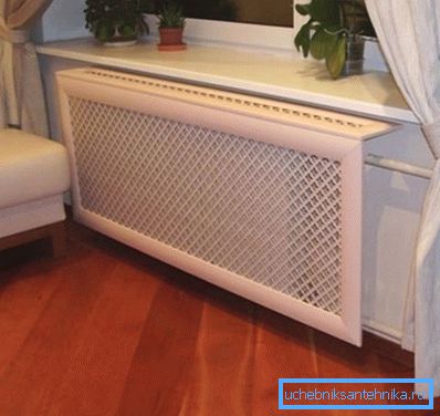 La calandre articulée la plus simple avec un couvercle pour les batteries en saillie. La calandre articulée la plus simple avec un couvercle pour les batteries en saillie.