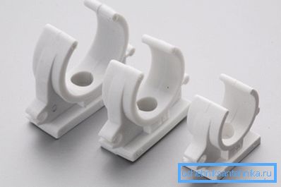 Le support en plastique le plus simple qui est fixé avec un goujon. Le support en plastique le plus simple qui est fixé avec un goujon.