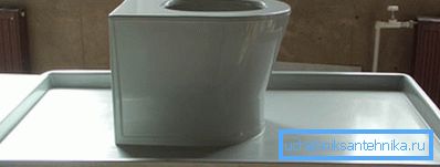 Le modèle le plus simple en fibre de verre, qui se présente sous une forme monolithique avec une étagère