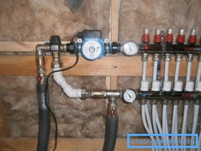 Le module maison le plus simple pour la maison de l'eau froide dans le flux. Le module maison le plus simple pour la maison de l'eau froide dans le flux.