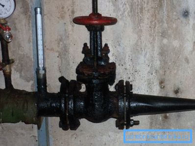 La méthode la plus simple de sertissage consiste à remplir le système avec de l'eau de la route. La méthode la plus simple de sertissage consiste à remplir le système avec de l'eau de la route.