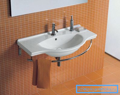 Lavabo simple et pratique en faïence sanitaire.