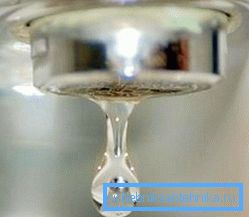 Les fuites d'eau du robinet entraînent souvent la formation de glace dans les égouts