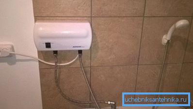 Chauffe-eau dans la salle de bain du grenier.