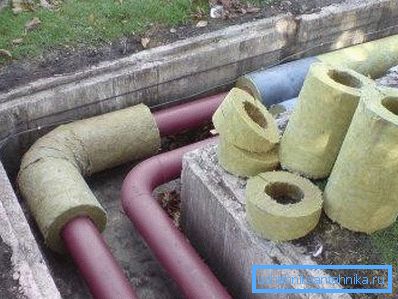 Le processus d'isolation de l'égout du froid. Le processus d'isolation de l'égout du froid.