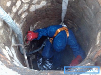 Le processus de plâtrage de petites fissures dans la mine.