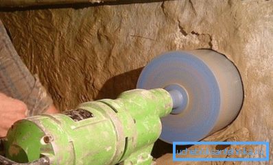 Le processus de percer des trous pour l'approvisionnement en eau à la maison sous la fondation. Le processus de percer des trous pour l'approvisionnement en eau à la maison sous la fondation.