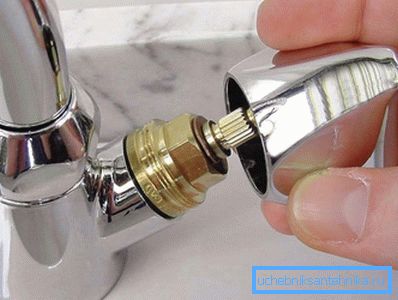 Le processus de retrait du capuchon décoratif. Le processus de retrait du capuchon décoratif.