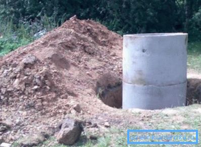 Le processus de construction d'un puits d'anneaux en béton. Le processus de construction d'un puits d'anneaux en béton.
