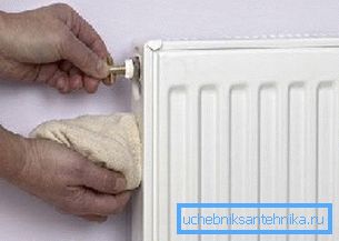 Le processus de suppression de l'air est simple: prenez une clé spéciale et dévissez légèrement le robinet de Mayevsky, de l'air en sort, puis de l'eau commence à couler. Vous avez donc besoin d'un chiffon pour ne pas éclabousser le sol et les murs. Le processus de suppression de l'air est simple: prenez une clé spéciale et dévissez légèrement le robinet de Mayevsky, de l'air en sort, puis de l'eau commence à couler. Vous avez donc besoin d'un chiffon pour ne pas éclabousser le sol et les murs.