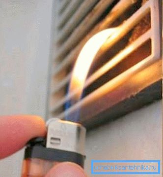 Il est facile de vérifier l’efficacité de la ventilation, il suffit d’apporter une allumette ou un briquet allumé (comme sur la photo) Il est facile de vérifier l’efficacité de la ventilation, il suffit d’apporter une allumette ou un briquet allumé (comme sur la photo)